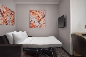 TV a/nebo společenská místnost v ubytování SpringHill Suites Minneapolis-St. Paul Airport/Mall Of America