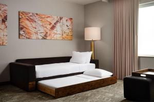 Postel nebo postele na pokoji v ubytování SpringHill Suites Minneapolis-St. Paul Airport/Mall Of America