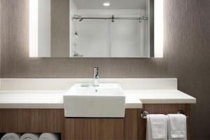 Koupelna v ubytování SpringHill Suites Minneapolis-St. Paul Airport/Mall Of America