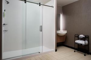 Koupelna v ubytování SpringHill Suites Minneapolis-St. Paul Airport/Mall Of America