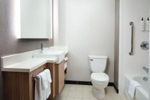 Koupelna v ubytování SpringHill Suites Minneapolis-St. Paul Airport/Mall Of America