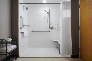 Koupelna v ubytování SpringHill Suites Minneapolis-St. Paul Airport/Mall Of America