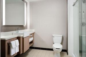 Koupelna v ubytování SpringHill Suites Minneapolis-St. Paul Airport/Mall Of America