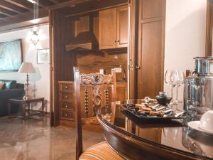a kitchen with a glass table and a cabinet at Apartamentos en pleno centro, Aljibe Rodrigo del Campo 2C in Granada