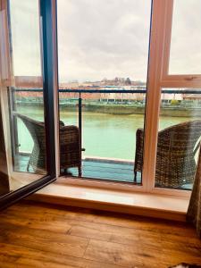 Habitación con ventana y vistas al río. en Luxury Riverfront Apartment, en Newport