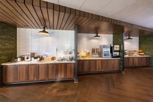 una cocina con encimeras de madera en una habitación en Fairfield Inn & Suites by Marriott Phoenix West/Tolleson en Phoenix