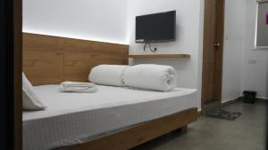 Una cama o camas en una habitación de POD N BEYOND SMART HOTEL @BISTUPUR