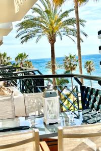 mesa de comedor con vistas al océano en MI CAPRICHO 4B BEACHFRONT - Apartment with sea view - Costa del Sol -, en La Cala de Mijas