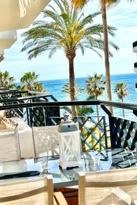 - une table à manger avec vue sur l'océan dans l'établissement MI CAPRICHO 4B BEACHFRONT - Apartment with sea view - Costa del Sol -, à La Cala de Mijas