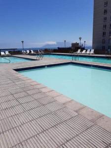uma grande piscina com água azul num edifício em Alma nova vista al mar em Antofagasta