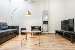A television and/or entertainment centre at Modern gem in heart of Málaga, near sights REMS Még 23 kép
