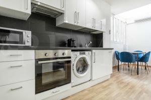 A kitchen or kitchenette at Modern gem in heart of Málaga, near sights REMS
