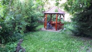 A garden outside Kerékpáros és Zarándok Vendégház