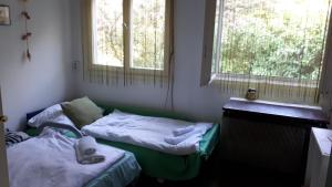 A bed or beds in a room at Kerékpáros és Zarándok Vendégház