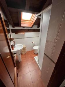 科米利亞斯的住宿－Apartamento Las Martas，一间带水槽和卫生间的小浴室