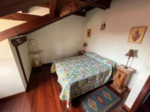 - une petite chambre avec un lit et une échelle dans l'établissement Apartamento Las Martas, à Comillas