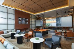 南昌南昌华侨城福朋喜来登酒店的有沙发、桌椅的餐厅