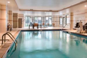 uma grande piscina num quarto de hotel em Courtyard By Marriott Jersey City Newport em Jersey City