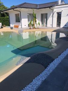 Bazén v ubytovaní Dépendance in villa alebo v jeho blízkosti