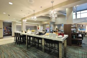 una gran cocina con una gran isla con taburetes de bar en Residence Inn by Marriott Houston Northwest/Cypress, en Cypress