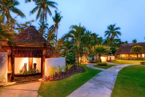 una casa con un camino que conduce a un patio con palmeras en The Westin Denarau Island Resort & Spa, Fiji, en Denarau