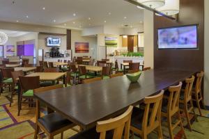 une salle à manger avec une grande table et des chaises dans l'établissement Fairfield Inn & Suites by Marriott Belleville, à Belleville