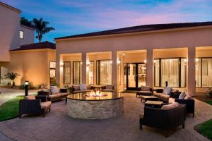 een patio met banken en een vuurplaats voor een gebouw bij Courtyard by Marriott San Diego Sorrento Valley in Sorrento