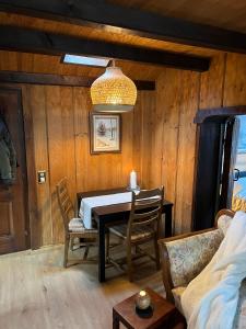 ein Esszimmer mit einem Tisch und Stühlen in der Unterkunft Entire cozy chalet in St-Cergue - 30 min from Geneva in Saint-Cergue