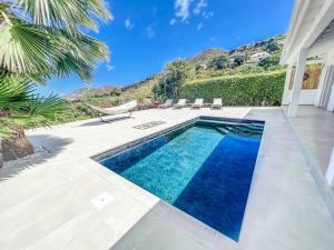 una piscina en medio de un patio en Villa les Yuccas, private pool, 5 min from Grand Case, en Saint Martin