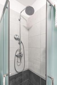 een douche in een badkamer met een glazen deur bij Cool Suite in Split