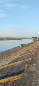 une plage avec une masse d'eau et un littoral dans l'établissement Chez Marie à 5kms de St Valery sur Somme, à Pendé