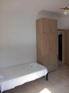Postel nebo postele na pokoji v ubytování Saloumis House