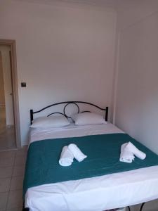 Postel nebo postele na pokoji v ubytování Saloumis House