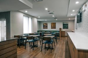 d'une salle à manger avec des tables et des chaises. dans l'établissement Fairfield Inn by Marriott New York LaGuardia Airport/Astoria, à Queens