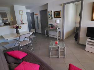 Televízia a/alebo spoločenská miestnosť v ubytovaní Appartement de 35m² avec Terrasse de 14m² en Front de Mer, Sète - FR-1-472A-254