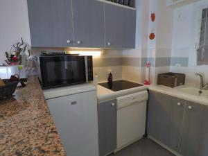 Kuchyňa alebo kuchynka v ubytovaní Appartement de 35m² avec Terrasse de 14m² en Front de Mer, Sète - FR-1-472A-254