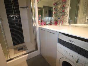 Kúpeľňa v ubytovaní Appartement de 35m² avec Terrasse de 14m² en Front de Mer, Sète - FR-1-472A-254