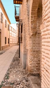 um beco vazio ao lado de um edifício de tijolos em Apartamentos en pleno centro, Aljibe Rodrigo del Campo 2B em Granada