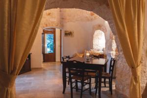 a dining room with a table and chairs at Masseria Montanaro in Cisternino