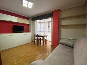 sala de estar con sofá y mesa en La Magdalena acogedor apartamento en Villaviciosa, en Villaviciosa