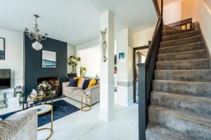 un soggiorno e una scala in una casa di Pass the Keys Stunning House in Walthamstow a Londra