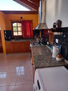 cocina con fogones y encimera en Casa Solares en Villa Carlos Paz