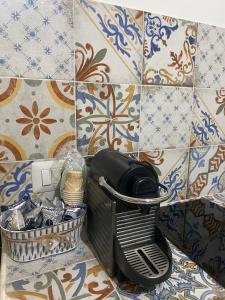 un mortero y una plaga sobre una pared de azulejos en House71043, en Manfredonia