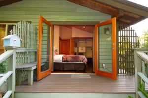 ボウエンアイランドにあるCabooseのベッドルームへの開放ドア(ポーチにベッド付)