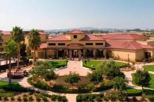 uma vista aérea de um edifício com um pátio em SpringHill Suites Napa Valley em Napa