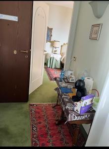 uma sala de estar com uma mesa e um quarto com uma cama em Residenza Le Magnolie em Verbania