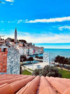 uma vista da cidade e do oceano a partir de um telhado em Loreto LYA SEA VIEW APARTMENTS em Rovinj