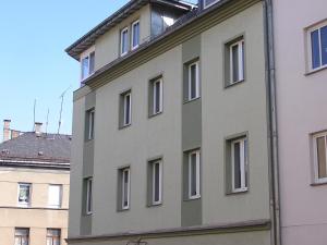 ein graues Gebäude mit Seitenfenstern in der Unterkunft Auerbachs Keller in Plauen
