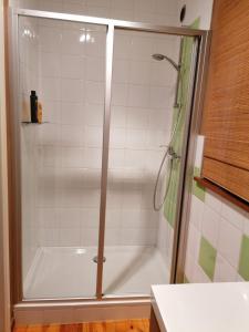 Koupelna v ubytování Chambre d'hôte Les Volets Bleus + 11 fotografií