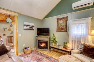 Μια τηλεόραση ή/και κέντρο ψυχαγωγίας στο Adorable Ellijay Cabin with Hot Tub and Fire Pit